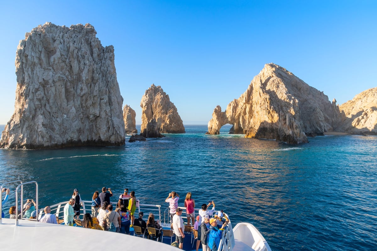Embarcación pequeña navegando aguas turquesa de Baja California Sur