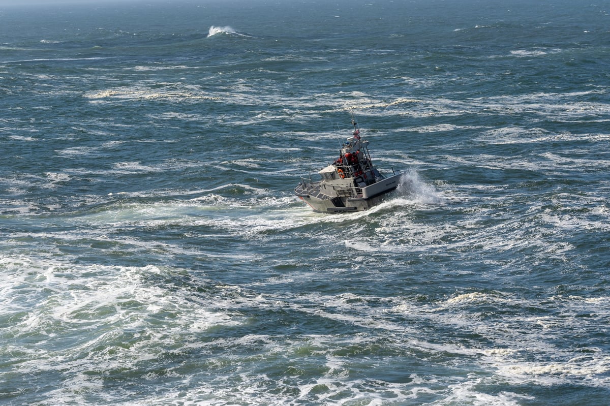 Embarcación navegando mar abierto con oleaje alto en el Pacífico