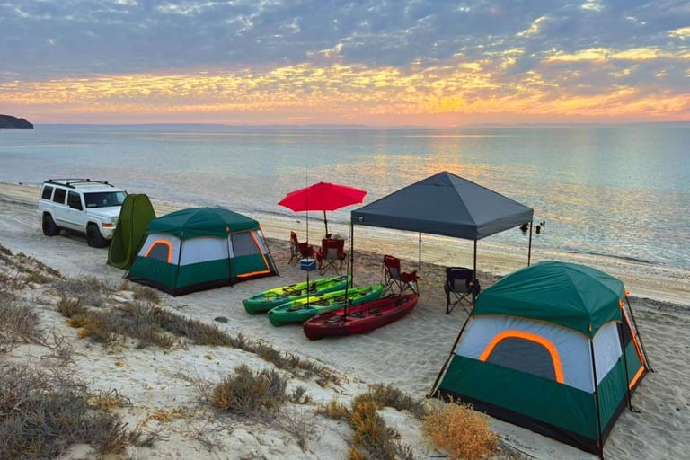 Campamento en Playa La Sorpresa con actividades frente al mar en Baja California Sur