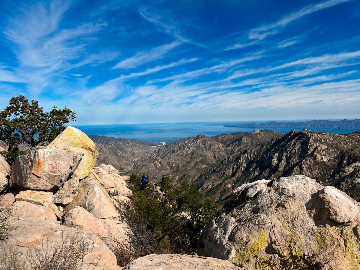 Vista panorámica desde el sendero El Puerto con peñascos rocosos, paisaje desértico y mar azul a lo lejos